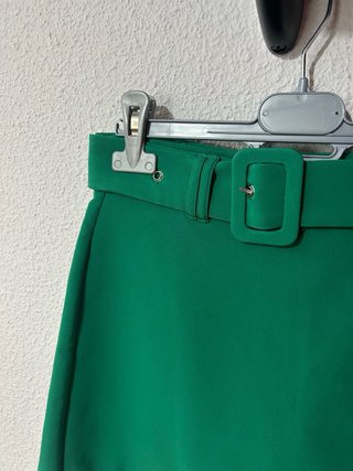 Falda pantalón verde con cinturón Stradivarius M