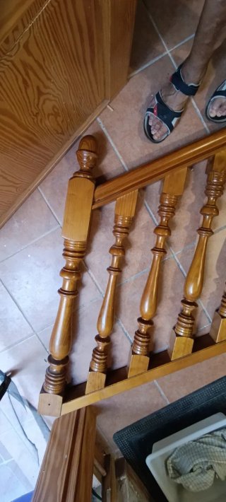 Escalera de madera con balaustres