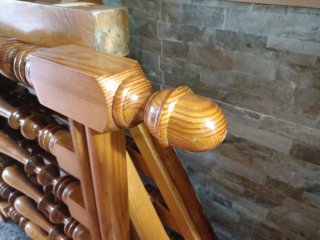 Escalera de madera con balaustres
