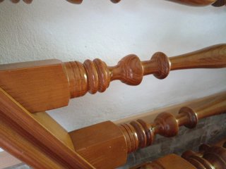Escalera de madera con balaustres