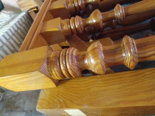Escalera de madera con balaustres