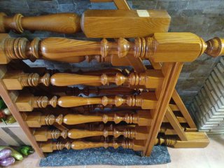 Escalera de madera con balaustres