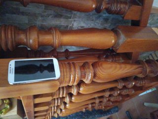 Escalera de madera con balaustres