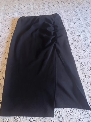 Falda negra con abertura
