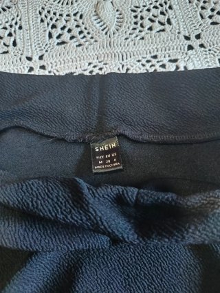 Falda negra con abertura