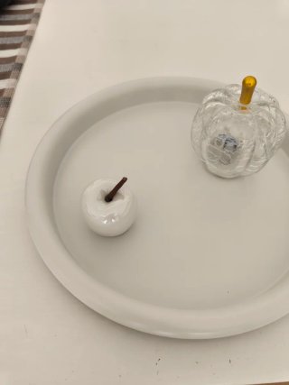Vassoio decorativo con mela e zucca