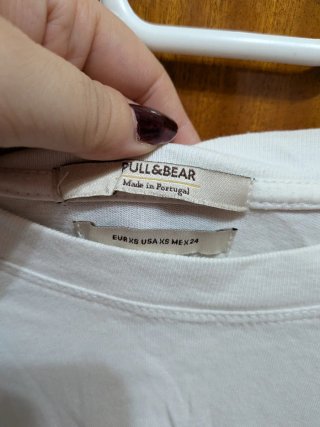 Camiseta blanca con estampado de frutas