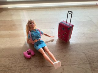Barbie con accesorios de viaje