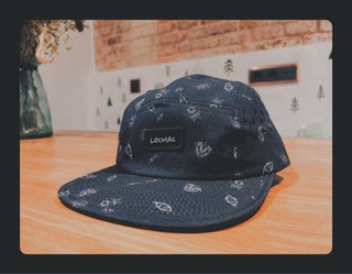 Gorra Locmac negra con estampado