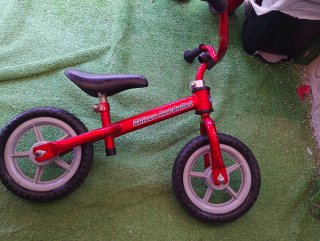 Bicicleta de equilibrio roja para niños