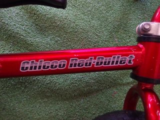 Bicicleta de equilibrio roja para niños