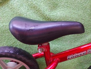 Bicicleta de equilibrio roja para niños