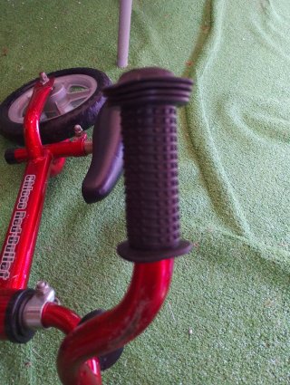 Bicicleta de equilibrio roja para niños