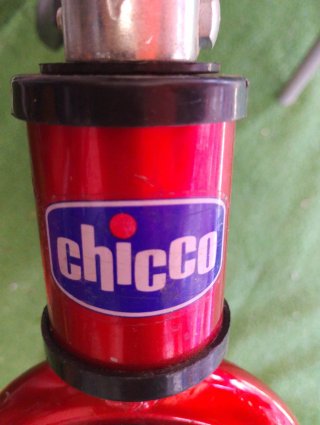 Bicicleta de equilibrio roja para niños