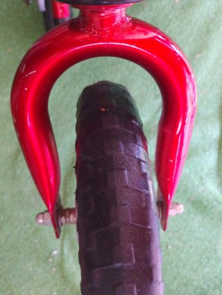 Bicicleta de equilibrio roja para niños