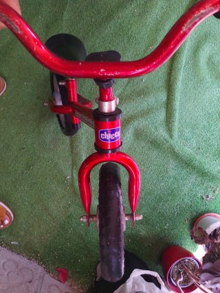 Bicicleta de equilibrio roja para niños
