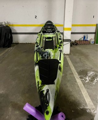 Kayak de pesca con pedalera de aletas