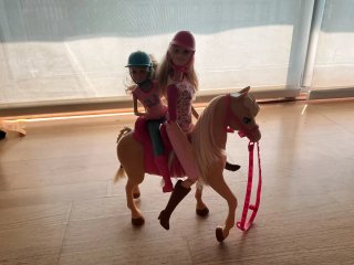 Barbie y Chelsea con caballo
