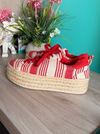 Zapatillas de plataforma a rayas rojas y beige