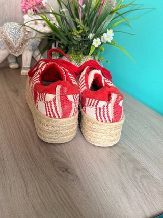 Zapatillas de plataforma a rayas rojas y beige