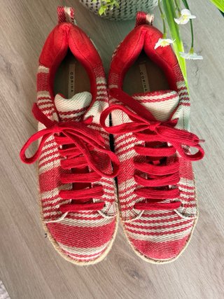 Zapatillas de plataforma a rayas rojas y beige