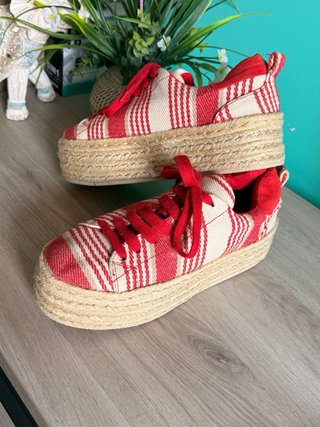 Zapatillas de plataforma a rayas rojas y beige