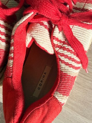 Zapatillas de plataforma a rayas rojas y beige