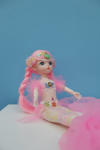 Preciosa muñeca de tipo mini BJD destaca por sus d