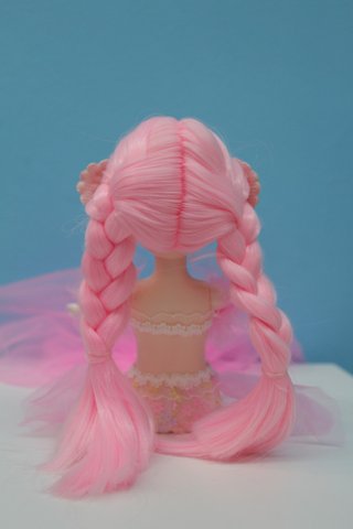 Preciosa muñeca de tipo mini BJD destaca por sus d