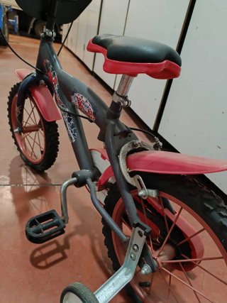 Bicicleta infantil con ruedines
