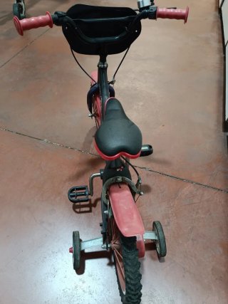 Bicicleta infantil con ruedines