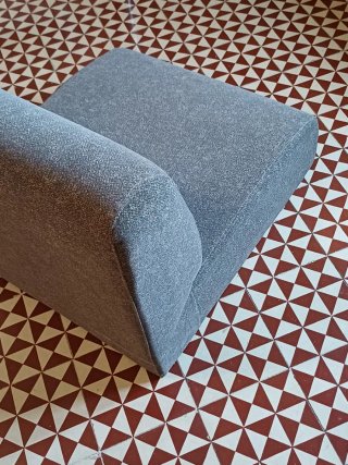Butaca grande tapizada gris