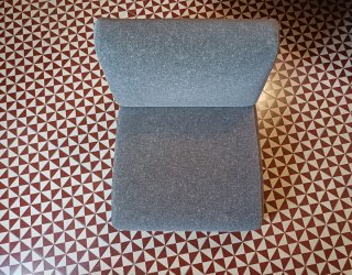 Butaca grande tapizada gris