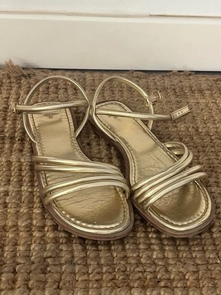 Sandalias doradas niña poco uso