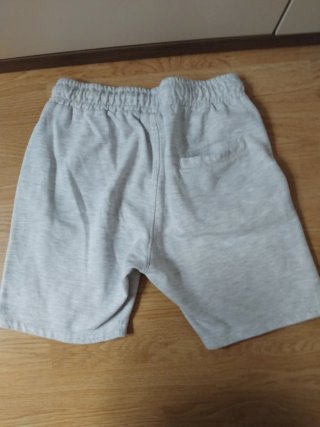 Pantalón corto chándal Marvel gris. Talla 10 a 11.