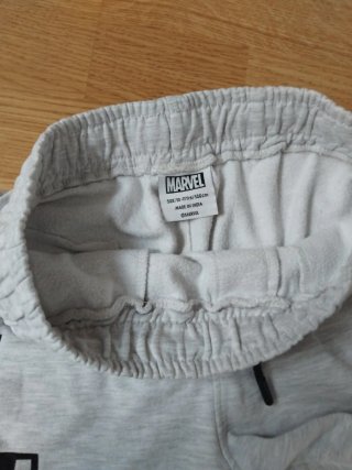 Pantalón corto chándal Marvel gris. Talla 10 a 11.