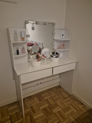 Tocador blanco con espejo con luz
