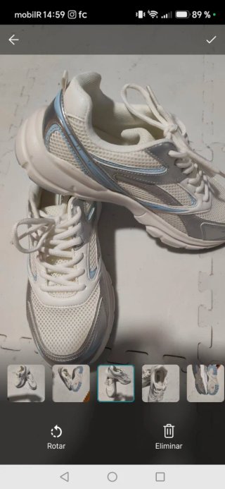 Zapatillas deportivas blancas y azules