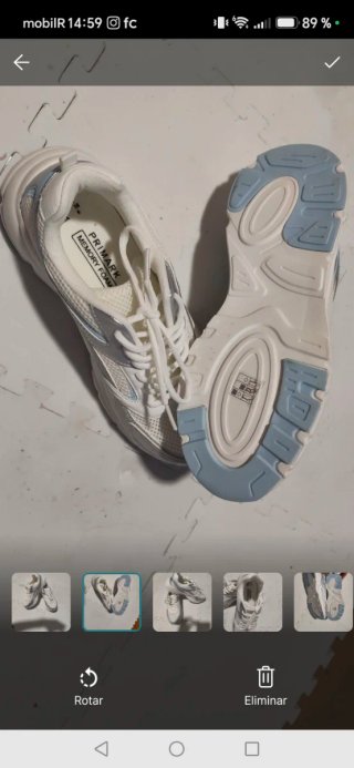 Zapatillas deportivas blancas y azules