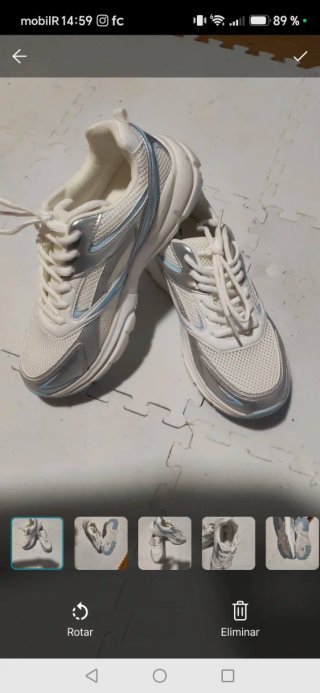 Zapatillas deportivas blancas y azules