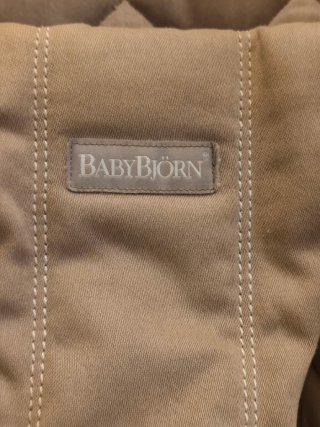 Hamaca bebé ergonómica Babybjorn color marrón.