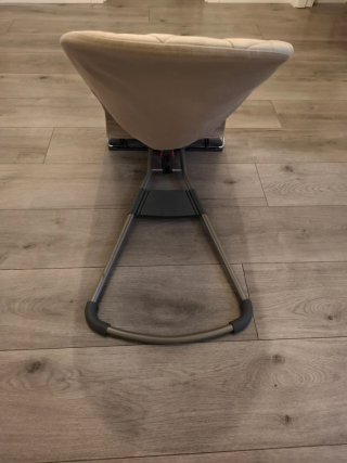 Hamaca bebé ergonómica Babybjorn color marrón.