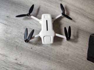 Dron blanco con control y accesorios