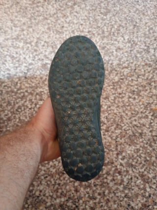 Zapatillas de fútbol negras y verdes