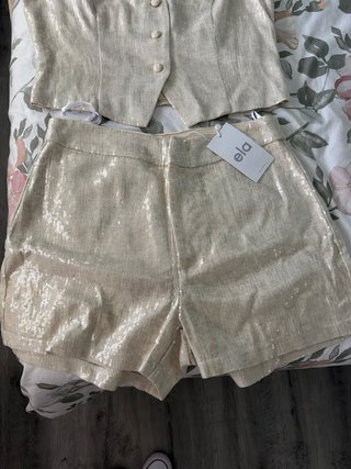 Conjunto ela dorado lentejuelas chaleco y shorts