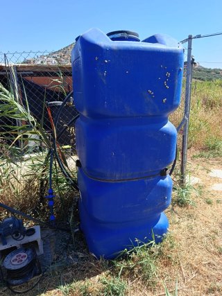 Depósito de agua azul de 1000 litros