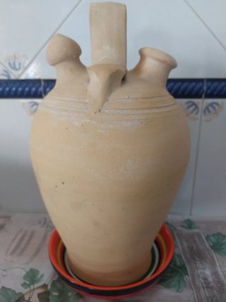 Botijo de barro con plato hondo