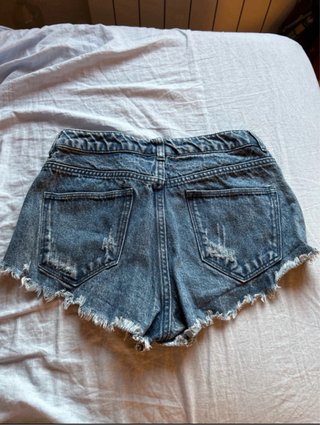 Shorts jeans strappati ragazza