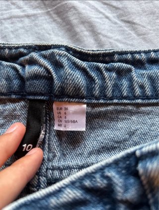Shorts jeans strappati ragazza
