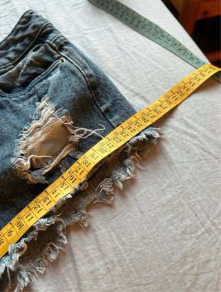 Shorts jeans strappati ragazza
